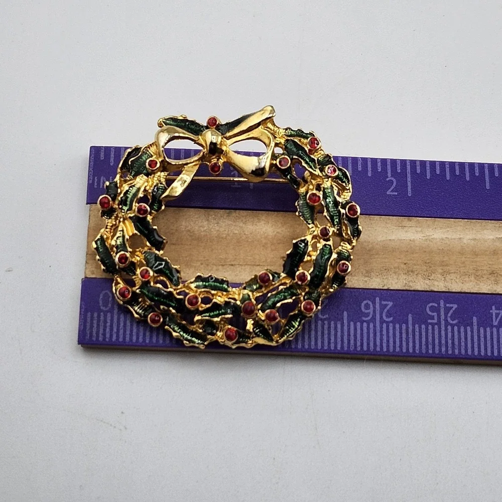 CHRISTMAS HOLIDAY WREATH, Green And Gold Tone With‎ Red Rhinestones EUC